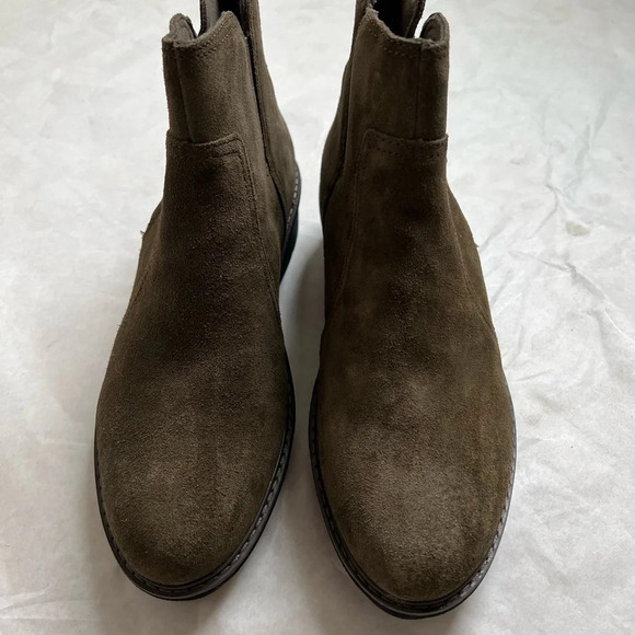 Women's Clarks, Airabell Zip Boot Green Khaki Suede Wedge Ankle Chelsea Size 9.5 - Picture 3 of 9